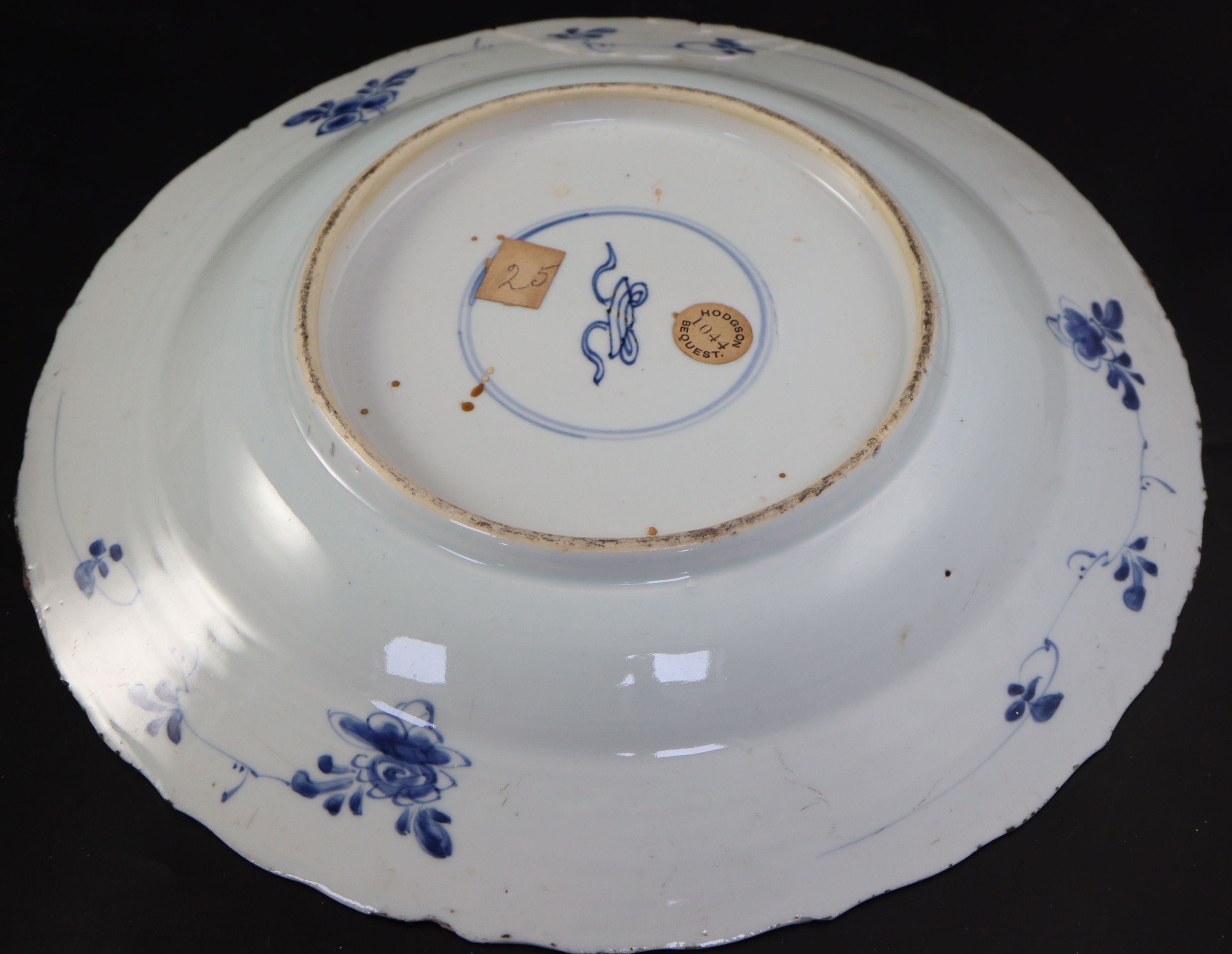 Two Kangxi Chinese blue and white export chargers, largest 39.5cm
